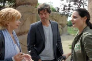 Tom Berkhoff (Gregory B. Waldis, M.) hat Tierärztin Dr. Mertens (Elisabeth Lanz, r.) gerade einen Geier geschenkt. Charlotte (Ursela Monn, l.) bleibt das heimliche Einvernehmen zwischen Susanne und Tom nicht verborgen.