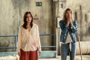 Alejandra (Verónica Sánchez, l.) und Verónica (Irene Accos) sind verzweifelt.