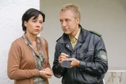 Polizist Mohr (Max Müller, r.) wird von Edith Hillinger (Jutta Schmuttermaier, l.) auf eine heiße Spur aufmerksam gemacht. Oder will die Dame nur von sich selbst ablenken? Polizist Mohr (Max Müller, r.) wird von Edith Hillinger (Jutta Schmuttermaier, l.) auf eine heiße Spur aufmerksam gemacht. Oder will die Dame nur von sich selbst ablenken?