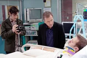 Nun ist Cals (Tim Roth, M.) ganzes Können gefragt, denn ihm bleibt nichts anderes übrig, als die Wahrheit in Nicks (Karl Makinen) Pupillen abzulesen. Der Patient hat bei einem bewaffneten Überfall die Stimme verloren. Eli (Brendan Hines, l.) begleitet ihn mit der Videokamera.