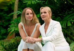 Anniela (Lara Joy K&ouml;rner, li.) und ihre Mutter Dorothea (Diana K&ouml;rner) wollen nach den Aufregungen in Deutschland in Singapur zur Ruhe kommen.