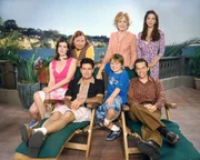 (2. Staffel) - Am Strand von Malibu (v. hinten l. nach vorne r.): Berta (Conchata Ferrell), Evelyn (Holland Taylor), Judith (Marin Hinkle), Rose (Melanie Lynskey), Charlie (Charlie Sheen), Jake (Angus T. Jones) und Alan (Jon Cryer)