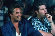 Sgt. Sonny Crockett (Don Johnson, l.) beobachtet einen Boxkampf, denn Det. Lawrence Zito (John Diehl, r.) hat den Job eines Co-Trainers des jungen Boxers Bobby Sykes übernommen. Sgt. Sonny Crockett (Don Johnson, l.) beobachtet einen Boxkampf, denn Det. Lawrence Zito (John Diehl, r.) hat den Job eines Co-Trainers des jungen Boxers Bobby Sykes übernommen.