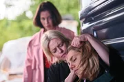 Patrizia (Miriam Lahnstein, M.) und Sina (Valea Scalabrino) können die gefangene Stella (Bettine Langehein) noch rechtzeitig befreien.