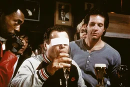 Mit sehr unkonventionellen Methoden arbeitet Ex-Chaot Mahoney (Steve Guttenberg, r.) als Ausbilder.