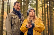 Jan (Torben Liebrecht) und &bdquo;M&uuml;tze&ldquo; (Lara Mandoki) suchen nach einer geheimnisvollen Waldh&uuml;tte.