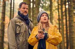 Jan (Torben Liebrecht) und &bdquo;M&uuml;tze&ldquo; (Lara Mandoki) suchen nach einer geheimnisvollen Waldh&uuml;tte.