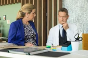 Dr. Ina Schulte (Isabell Gerschke) und Dr. Philipp Brentano (Thomas Koch) haben gerade erfahren, dass Sarah Marquardt und Philipps Frau Arzu mit einer Hochschwangeren im Fahrstuhl stecken geblieben sind. Dr. Ina Schulte (Isabell Gerschke) und Dr. Philipp Brentano (Thomas Koch) haben gerade erfahren, dass Sarah Marquardt und Philipps Frau Arzu mit einer Hochschwangeren im Fahrstuhl stecken geblieben sind.