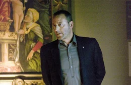 Mitten in der Nacht wird Polizei-Inspektor B&eacute;zu Fache (Jean Reno) in den Pariser Louvre gerufen: Der Museumsdirektor wurde ermordet.