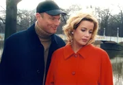 Carlo Schönberg (Klaus Niehoff), der Vater des ungeborenen Kindes, möchte mit Sarah (Alexa Maria Suhrholt) zusammenleben. Sie ist sich unsicher, ob sie auf dieses Angebot eingehen soll.