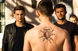 Garrett Foster (Freddie Thorp, l.), Andrew Foster (Scott Eastwood, r.)