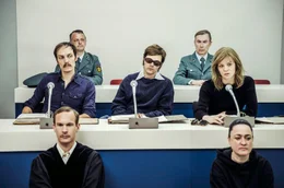 (v.l.n.r.) Jan-Carl Raspe (Rafael Stachowiak), Andreas Baader (Henning Fl&uuml;sloh) und Gudrun Ensslin (Lilith Stangenberg) beim Stammheim-Prozess.