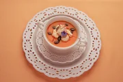 Die von Beate Loos zubereitete Vorspeise: Kürbiscremesuppe. Der Kürbis wurde dafür aus dem eigenen Garten geholt.