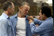 Monk (Tony Shalhoub, re.) kann auch im Gef&auml;ngnis seine Macken nicht ablegen. (li. Pattrick St. Esprit als Lody, Mi. Rick Kramer als Nazi )