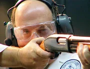 Das Forensik-Team testet die Tatwaffe: Von welchem Standort aus hat der Heckenschütze seine tödlichen Schüsse abgegeben?