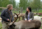 Das Rentier hat's am Rücken. Tierärztin Dr. Mertens (Elisabeth Lanz, r.) möchte es mit Akupunktur versuchen. Der skeptische Besitzer (Jörg Wtte, l.) staunt nicht schlecht über die außergewöhnliche Behandlungsmethode. Aber Lama Horst hat es schließlich auch geholfen, na dann... Das Rentier hat's am Rücken. Tierärztin Dr. Mertens (Elisabeth Lanz, r.) möchte es mit Akupunktur versuchen. Der skeptische Besitzer (Jörg Wtte, l.) staunt nicht schlecht über die außergewöhnliche Behandlungsmethode. Aber Lama Horst hat es schließlich auch geholfen, na dann...