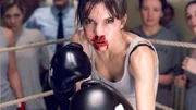 Bei dem Boxtraining versucht Ginger (Nadine Warmuth) ihre Gegnerin Mel mit einem manipulierten Handschuh nieder zu schlagen, um sich so den Respekt der Frauen zu verschaffen...