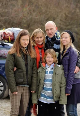 Der Berliner Lehrer Oliver (G&ouml;tz Schubert) ist mit seiner Tochter Holly (Valerie Rall, re.) zu der sympathischen bayerischen G&auml;rtnerin Johanna (Gesine Cukrowski, 2.v.li.) und deren beiden Kinder Lisa (Julia Sophie Schabus) und Max (Nicolai Hampl) gezogen.