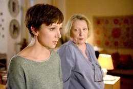 v.li.: Sylvia (Julia Koschitz), Heide (Kitty Speiser).