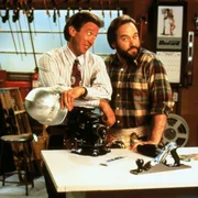 Al (Richard Karn, re.) hat Tim (Tim Allen) einen Kettenbrief geschickt, den Tim kurzerhand in den Müll beförderte. Seitdem beklagt er sich über eine nervige Pechsträhne. Al hat's prophezeit... Al (Richard Karn, re.) hat Tim (Tim Allen) einen Kettenbrief geschickt, den Tim kurzerhand in den Müll beförderte. Seitdem beklagt er sich über eine nervige Pechsträhne. Al hat's prophezeit...