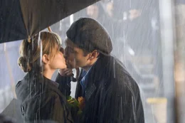 Ahnen nicht, dass Roman neiderf&uuml;llt ihr Gl&uuml;ck beobachtet: Jess (Sarah Michelle Gellar, l.) und Ryan (Michael Landes, r.) ...