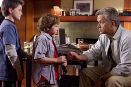 Als ihr Vater (Tim Robbins, r.) das Haus verl&auml;sst, st&ouml;bern Danny (Jonah Bobo, M.) und Walter (Josh Hutcherson, l.) im Keller herum, wo sie auf das mysteri&ouml;se Spiel "Zathura" sto&szlig;en ...