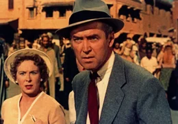 Als Mrs. Draytons (Brenda de Banzie, l.) Mann von einem Araber niedergestochen wird, k&ouml;nnen sie und Dr. Ben McKenna (James Stewart) nur tatenlos zusehen ...