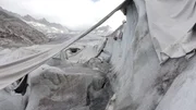 Gro&szlig;fl&auml;chige Planen verz&ouml;gern das Abschmelzen der Gletscher im Sommer.