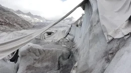 Gro&szlig;fl&auml;chige Planen verz&ouml;gern das Abschmelzen der Gletscher im Sommer.