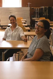 Marleen und Corinna &uuml;berlegen, wer das beste Abi hatte&hellip;