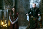 L-R: Sonja (Rhona Mitra) und Viktor (Bill Nighy)
