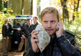 David Schulz (Janek Rieke) hat bei einem seiner Polizeieins&auml;tze einen dicken Fang gemacht.