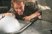 Als Douglas (Arnold Schwarzenegger) seine wahre Identit&auml;t entdeckt, wird ihm klar, dass er tats&auml;chlich ein Agent ist, dessen Erinnerung unterdr&uuml;ckt wird ...