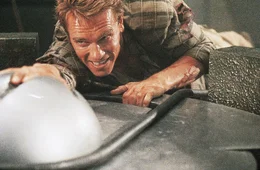 Als Douglas (Arnold Schwarzenegger) seine wahre Identit&auml;t entdeckt, wird ihm klar, dass er tats&auml;chlich ein Agent ist, dessen Erinnerung unterdr&uuml;ckt wird ...