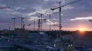 Die Westberliner Elite um Bürgermeister Eberhard Diepgen und den mächtigen Mann Klaus-Rüdiger Landowsky hat ihre Macht Mitte der 90er Jahre zementiert und feiert sich selbst auf großen Festen in den Beton-Kathedralen der vielen Großbaustellen der Stadt. Doch der erhoffte Hauptstadt-Boom bleibt aus. - Kräne über dem Potsdamer Platz.