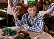 Malcolm (Frankie Muniz) läßt den Abend im Restaurant Revue passieren.