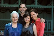 Die Lansinger sind glücklich, Saskia wiederzusehen. Von links: Theresa Brunner (Ursula Erber), Mike Preissinger (Harry Blank), Saskia (Joyce Ilg) und Annalena Brunner (Heidrun Gärtner).