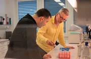 Anil Altintas (li.) besucht Prof. Dr. Oliver Schultheiss - er erforscht, wie das Hormon Testosteron das Verhalten beeinflusst.
