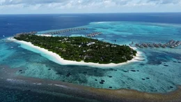 Wei&szlig;e Str&auml;nde, t&uuml;rkisblaues Meer: Die Sch&ouml;nheit der Malediven lockt jedes Jahr massenweise Urlauber an.
