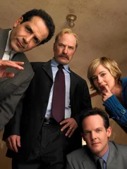 Lt. Randall Disher (Jason Gray-Stanford, 2.v.r.), Natalie Teeger (Traylor Howard, r.), Monk (Tony Shalhoub, l.) und Captain Leland Stottlemeyer (Ted Levine, 2.v.l.)