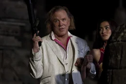 Seitdem Prinzessin Sultana (Atiqah Hasiholan, r.) in die H&auml;nde des hemmungslosen Diebes Malik (Mickey Rourke, l.) geraten ist, ist ihr Leben keinen Pfifferling mehr wert. Kann sie FBI Agent Jack Travers noch retten?