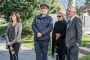 "Soko Kitzbühel", "Ausgeliefert." Lukas ist tief geschockt als er seine Freundin, die Psychologin Mira Winterberg, blutüberströmt in ihrer Praxis findet. Sie wurde mit einer Schere ermordet, die ihr in den Hals gerammt wurde. Lukas übernimmt selbst die Ermittlungen und stößt dabei auf die ominösen Machenschaften einer Pharmafirma, in welche auch Miras Ex-Freund und eine unberechenbare Borderline-Patientin verwickelt zu sein scheinen. Schwer getroffen von Miras Tod ist Lukas dennoch bestimmt, gemeinsam mit dem SOKO-Team die Wahrheit aufzudecken und den Mörder seiner Freundin zu finden. Im Bild (v.li.): Julia Cencig (Nina Pokorny), Ferry Öllinger (Kroisleitner), Andrea L'Arronge (Gräfin Schönberg), Heinz Marecek (Hannes Kofler). "Soko Kitzbühel", "Ausgeliefert." Lukas ist tief geschockt als er seine Freundin, die Psychologin Mira Winterberg, blutüberströmt in ihrer Praxis findet. Sie wurde mit einer Schere ermordet, die ihr in den Hals gerammt wurde. Lukas übernimmt selbst die Ermittlungen und stößt dabei auf die ominösen Machenschaften einer Pharmafirma, in welche auch Miras Ex-Freund und eine unberechenbare Borderline-Patientin verwickelt zu sein scheinen. Schwer getroffen von Miras Tod ist Lukas dennoch bestimmt, gemeinsam mit dem SOKO-Team die Wahrheit aufzudecken und den Mörder seiner Freundin zu finden. Im Bild (v.li.): Julia Cencig (Nina Pokorny), Ferry Öllinger (Kroisleitner), Andrea L'Arronge (Gräfin Schönberg), Heinz Marecek (Hannes Kofler).