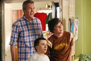 (v.l.n.r.) Mike (Neil Flynn); Brick (Atticus Shaffer), Axl (Charlie McDermott)