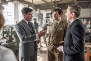 Adi Dassler (Ken Duken, l.) und Rudi Dassler (Torben Liebrecht, M.) f&uuml;źhren den begeisterten Josef Waitzer (David C. Bunners) durch die neue Fabrik.