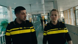 Thijs&lsquo; Mutter Paula (Lies Visschedijk) und ihr Kollege Ugur (Iliass Ojja) suchen unter Hochdruck Ama und ihren Vater.