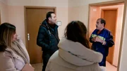 Nader und Karima kommen mit Menschen ins Gespräch, die in der Gemeinschaftsunterkunft wohnen. Einer von ihnen ist Ismail Shaba, ihm steht eine Abschiebung bevor.