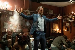 Unerschrockener Leibw&auml;chter: Ryan Reynolds (stehend) als Michael Bryce