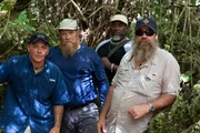V.l.n.r.: Dave Cziko, Chuck Meier, Mike Still und Moe Mottice und im Dschungel bei der Recherche.
