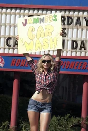 Um ihre geplante Brustoperation finanzieren zu k&ouml;nnen, ist Elizabeth Halsey (Cameron Diaz) bereit, macht sie widerwillig bei allen Schulaktionen mit, um ihrem reichen Kollegen n&auml;her zu kommen. Wird sie ihn &uuml;berzeugen oder kann er ihr Spiel noch rechtzeitig durchschauen?; Um ihre geplante Brustoperation finanzieren zu k&ouml;nnen, ist Elizabeth Halsey (Cameron Diaz) bereit, macht sie widerwillig bei allen Schulaktionen mit, um ihrem reichen Kollegen n&auml;her zu kommen. Wird sie ihn &uuml;berzeugen oder kann er ihr Spiel noch rechtzeitig durchschauen?
