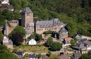 Wander-Abenteuerland, mitten in Nordrhein-Westfalen: Die Reise beginnt am imposanten Stammsitz der Grafen von Berg, den Namensgebern der Region: Schloss Burg. Von dort aus geht es weiter auf dem Bergischen Weg.